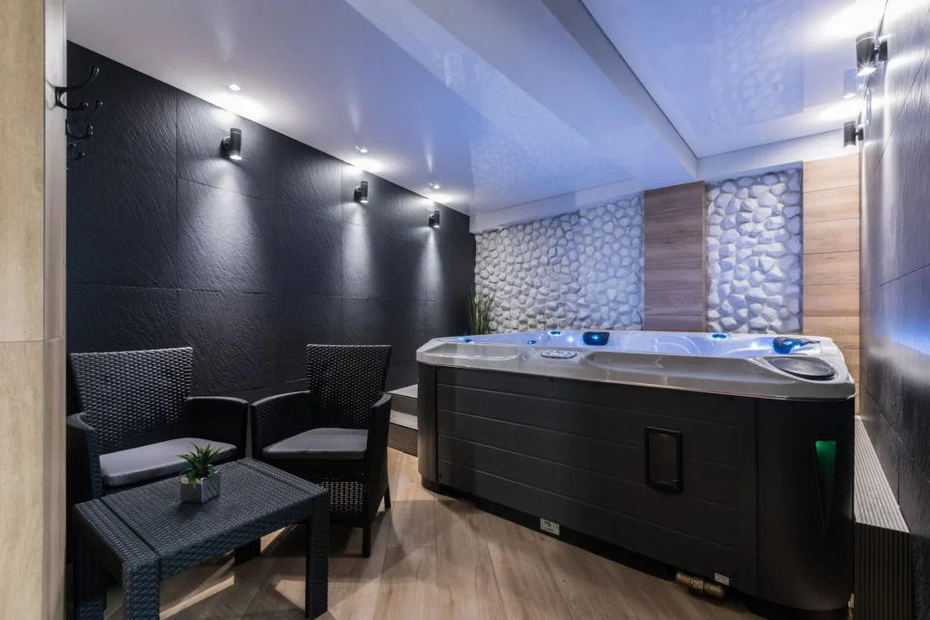 Jacuzzi w nastrojowym świetle w Strefie SPA Rezydencji Zakopiańskiej