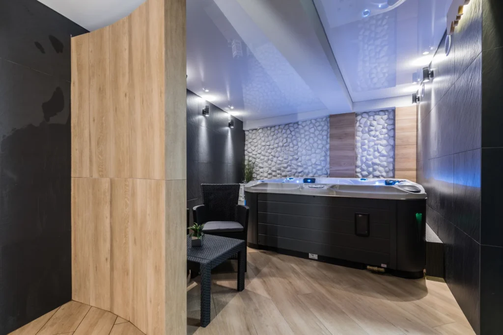 Jacuzzi z hydromasażem w Strefie SPA Rezydencji Zakopiańskiej