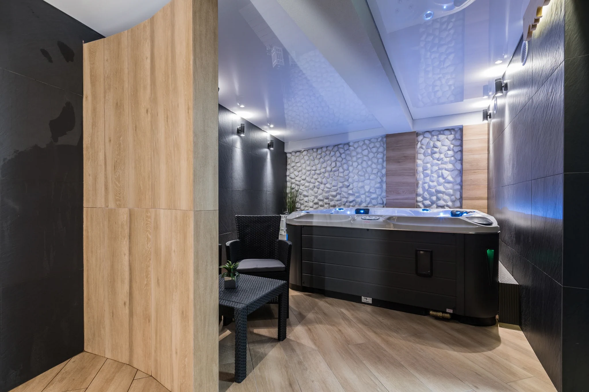 Jacuzzi z hydromasażem w Strefie SPA Rezydencji Zakopiańskiej
