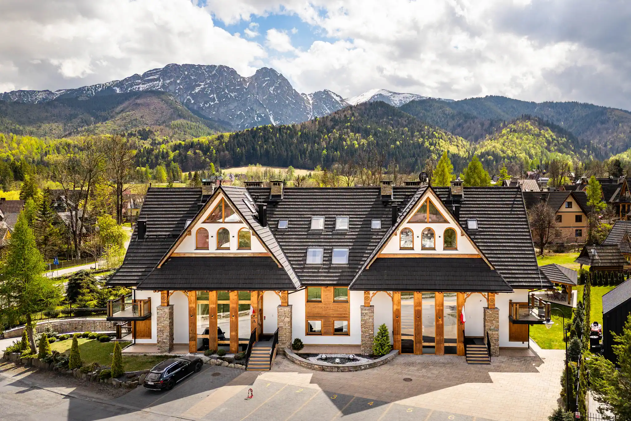 Widok na Tatry z Rezydencji Zakopiańskiej